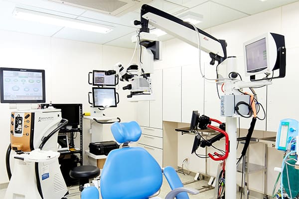 眼科手術用顕微鏡システムLeica M822（写真右）/センチュリオン ビジョンシステム白内障手術装置（写真左）